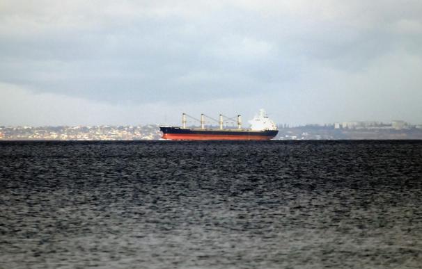 Un barco abandona el puerto de Odesa (Ucrania) gracias al acuerdo para exportar cereales