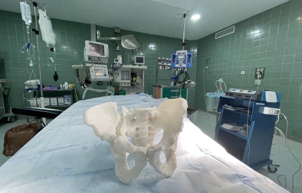 Impresión de cadera en 3D en un quirófano.