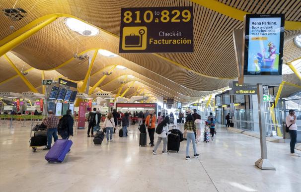 Viajeros con maletas en la terminal T-4 en el Aeropuerto Adolfo Suárez Madrid-Barajas