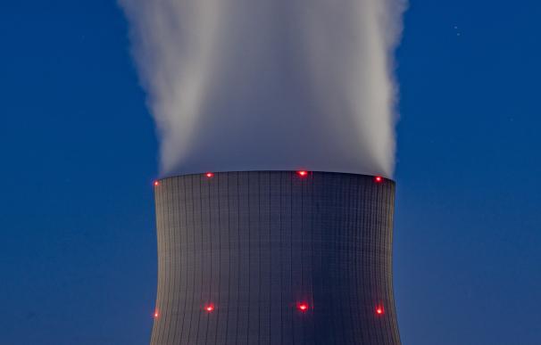 Vapor de agua en la torre de una central nuclear.