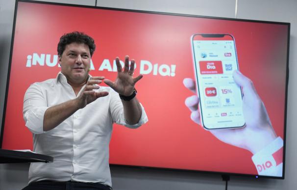 El consejero de Dia España, Ricardo Álvarez presenta la transformación digital de Dia en la tienda Dia de Núñez de Balboa