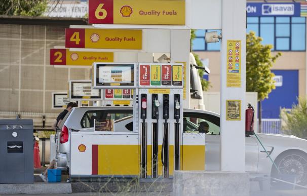 El litro de gasolina cae por primera vez en tres meses, aunque el diésel sigue al alza