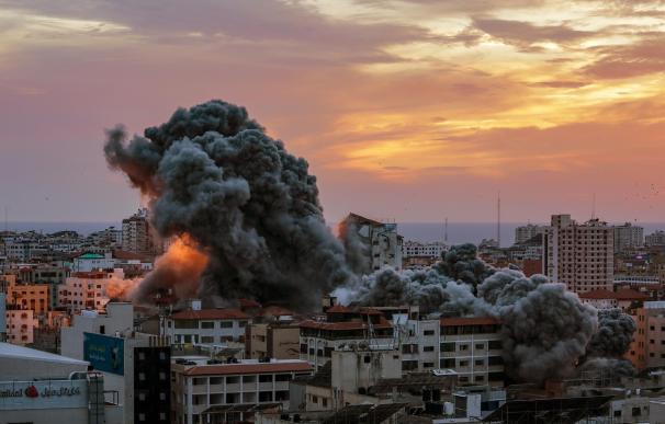 El humo se eleva después de que aviones de combate israelíes atacaran la torre Palestina
