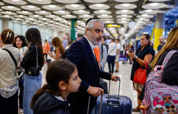 Familiares y amigos reciben a los viajeros con vuelo procedente de Tel Aviv (Israel) en el aeropuerto de Barajas este lunes