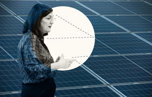Montaje de la presidenta de la CNMC, Cani Fernández, y placas solares.