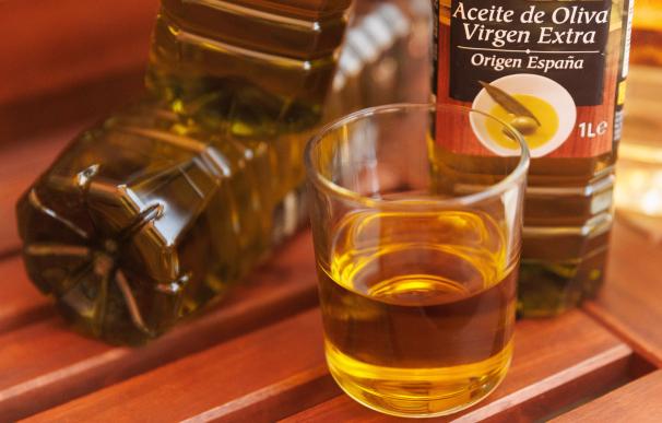 Botellas y vasos con aceite de oliva.