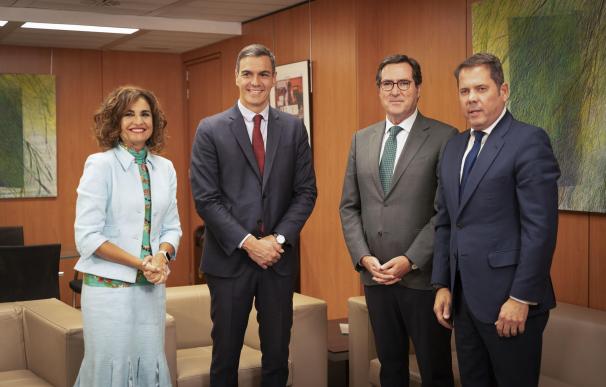 Pedro Sánchez, María Jesús Montero, Antonio Garamendi y Gerardo Cuerva