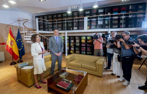 La ministra de Hacienda en funciones, María Jesús Montero, y el presidente en funciones, Pedro Sánchez