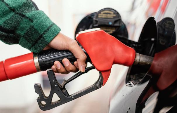 El precio de la gasolina hoy baja: las gasolineras más baratas para repostar