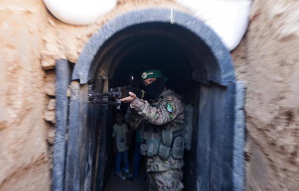 Soldado de Hamas muestra su arma en la red de túneles de Gaza.