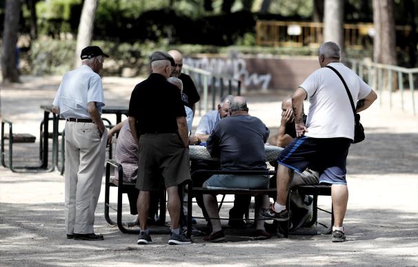 Varios pensionistas juegan al dominó en un parque de Madrid. 19 julio 2019, ancianos, vejez Eduardo Parra / Europa Press (Foto de ARCHIVO) 19/7/2019