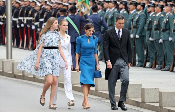 La Infanta Sofía, la Princesa Leonor, la Reina Letizia y el Presidente del Gobierno en funciones, Pedro Sánchez