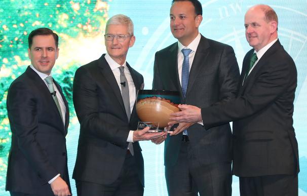 Tim Cook recoge un premio de Irlanda en 2020 a la inversión extranjera en el país.