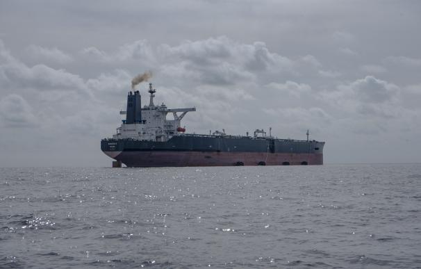 EEUU bloquea buques emiratíes con crudo ruso por encima del precio establecido