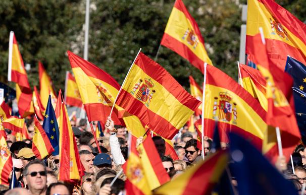 Banderas españolas durante una manifestación contra la amnistía, en Cibeles, a 18 de noviembre de 2023