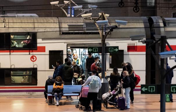 Varias personas en un andén el día en el que ha descarrillado un tren Almería-Madrid, en la estación de Puerta de Atocha-
