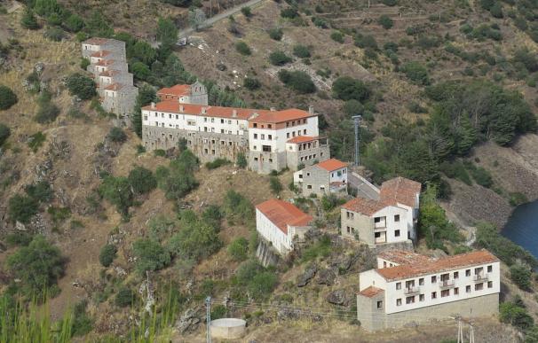 A la venta un pueblo en Zamora: 44 casas, hotel, piscina y colegio por 580.000 euros