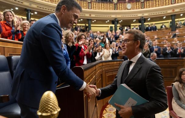 Alberto Núñez Feijóo saluda a Pedro Sánchez