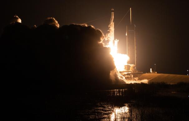 Lanzamiento de un cohete Falcon 9 de SpaceX desde Cabo Cañaveral.