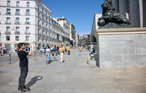 Un turista toma fotografías frente al Congreso de los Diputados, a 3 de junio de 2023, en Madrid (España).