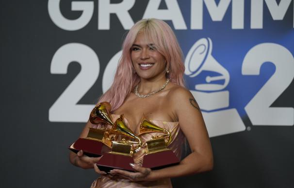 La cantante Karol G, posa con los 3 Grammy