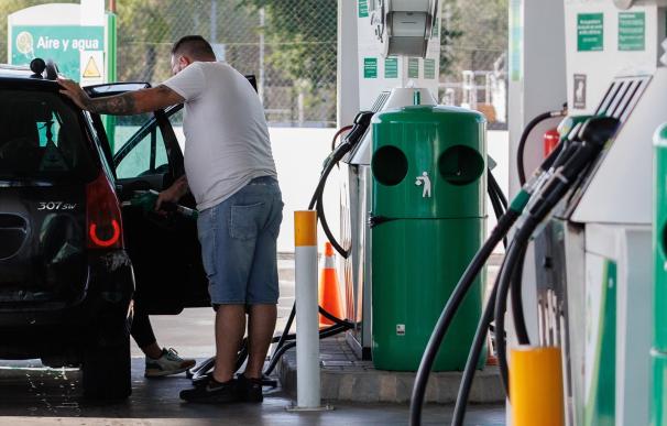 La gasolina marca un nuevo mínimo anual tras caer un 11,5% en 11 semanas a la baja