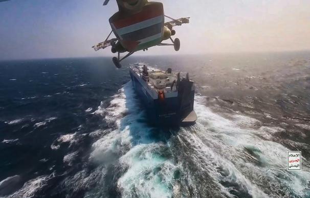 Un helicóptero de las fuerzas hutíes toma el control de un barco en el Golfo de Adén.