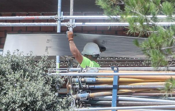 Un trabajador de la construcción en una obra, a 2 de agosto de 2023, en Madrid (España).