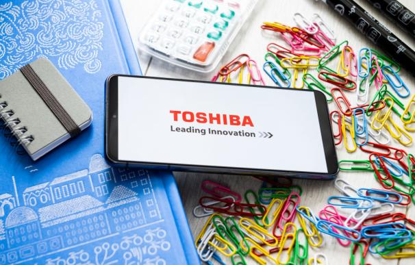 Toshiba logotipo en un smartphone