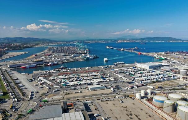 El tráfico en puerto en España frena su caída al 3% pese a los ataques al comercio