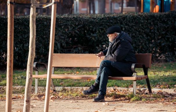 Un hombre anciano sentado en un banco