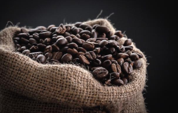 El café finiquita 2023 cerca de un 12% más caro por las tensiones en el mar Rojo