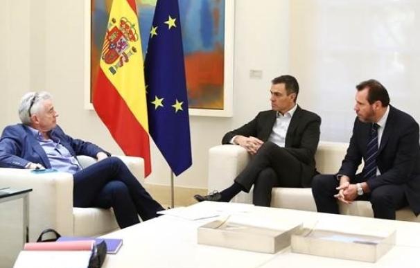 El presidente del Gobierno, Pedro Sánchez, y el consejero delegado de Ryanair, Michael O'Leary