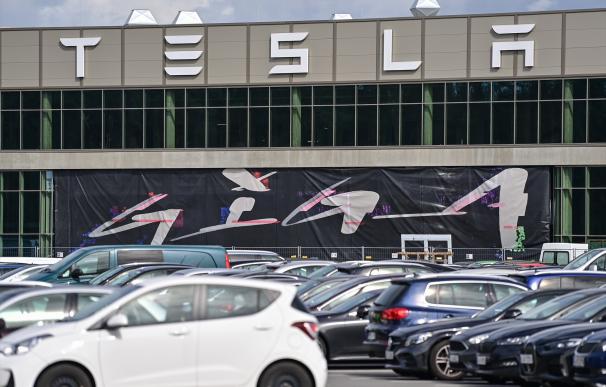 Paros temporales en la planta alemana de Tesla debido al conflicto en el mar Rojo