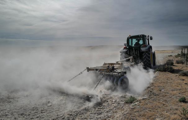 Un tractor para arar la tierra en el campo de Belchite, a 9 de mayo de 2023, en Mediana de Aragón, Zaragoza,
