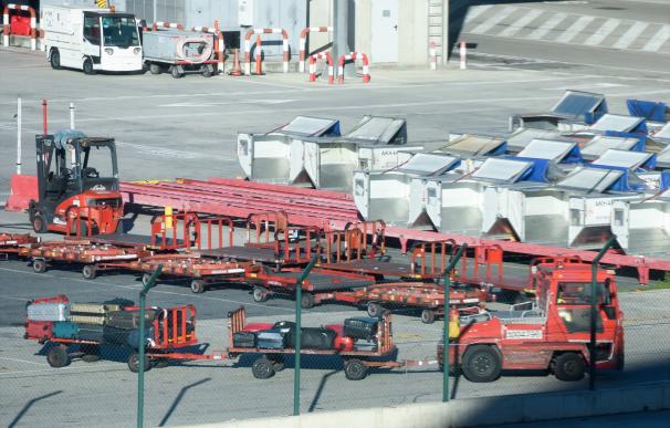 Trabajadores durante la huelga del handling de Iberia convocada por UGT y CCOO en el en el aeropuerto Adolfo Suárez Madrid-Barajas