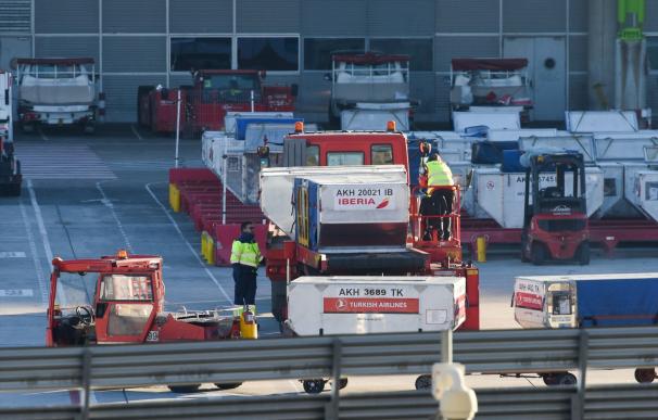 Varios trabajadores de handling de Iberia durante el último día de la huelga del servicio, en el aeropuerto Adolfo Suárez Madrid-Barajas