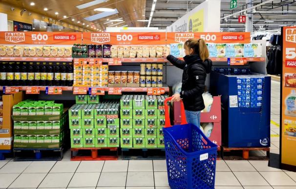 Carrefour bajará el precio de forma permanente a 500 productos de su marca