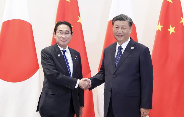 El primer ministro japonés, Fumio Kishida, posa con el presidente chino, Xi Jinping, en la cumbre Asia-Pacífico de 2023.