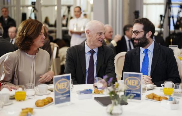 La presidenta de la AEB, Alejandra Kindelán, el presidente de la EBA, José Manuel Campa, y el ministro de Economía, Carlos Cuerpo