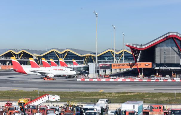 Aviones aparcados en las pistas durante el último día de la huelga del servicio de handling de Iberia, en el aeropuerto Barajas