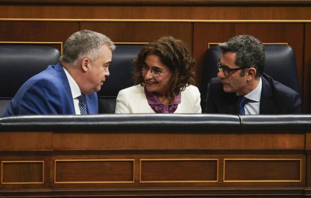La vicepresidenta primera, María Jesús Montero, el ministro de Presidencia, Félix Bolaños, y el secretario de Organización del PSOE, Santos Cerdán