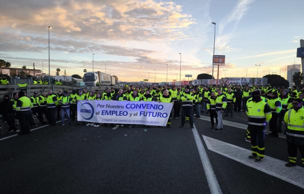 Los trabajadores de Acerinox Cádiz cortan la autovía A-7 en su noveno día de huelga