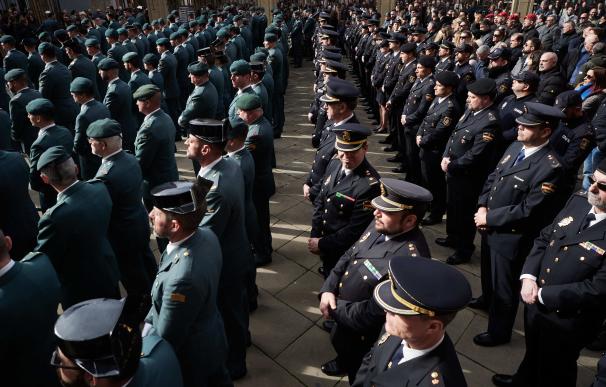 Decenas de agentes formando durante el funeral de uno de los guardias civiles fallecidos en Barbate tras ser embestidos por una narcolancha.
