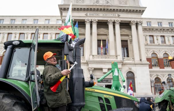 Un tractor a su llegada al Ministerio de Agricultura durante una protesta de agricultores y ganaderos.