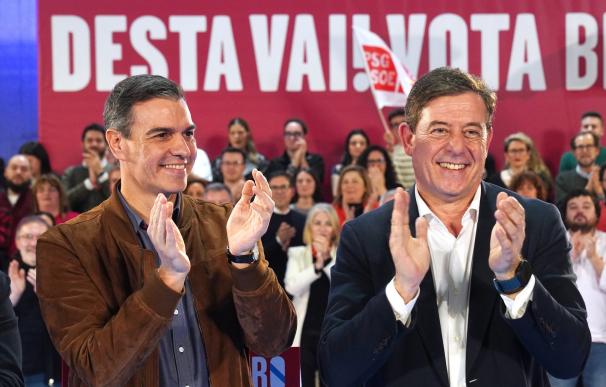 El secretario general del PSOE y presidente del Gobierno, Pedro Sánchez (i) y el líder del PSdeG José Ramón Gómez Besteiro
