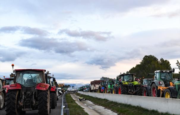 Agricultores cortan la AP-7, la principal vía de conexión entre España y Francia