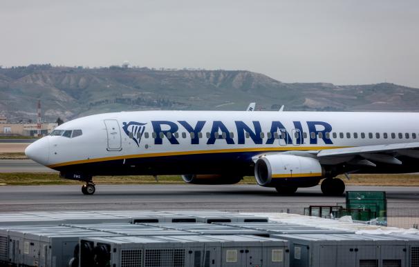 Un avión de la aerolínea Ryanair en el aeropuerto Adolfo Suárez Madrid-Barajas, a 2 de enero de 2024,