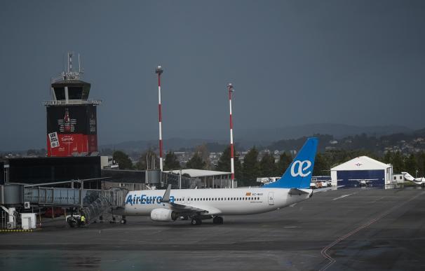 Un avión de la compañía Air Europa, a su llegada al Aeropuerto de Alvedro, a 4 de noviembre de 2023, en A Coruña