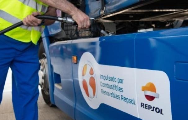 Empleado estación de servicio de Repsol repostando combustible 100 % renovable